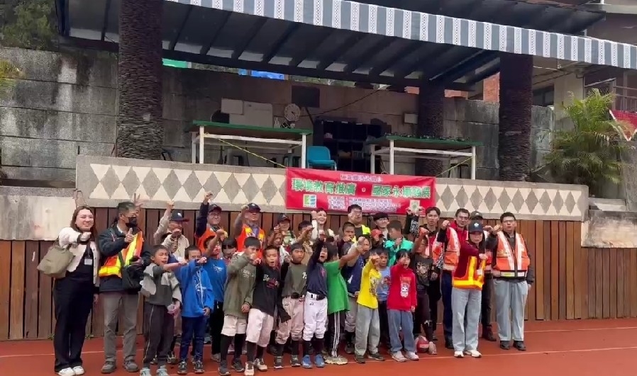 Group Photo of Environmental Education Program Participants at Wanfeng Elementary School, Renai Township